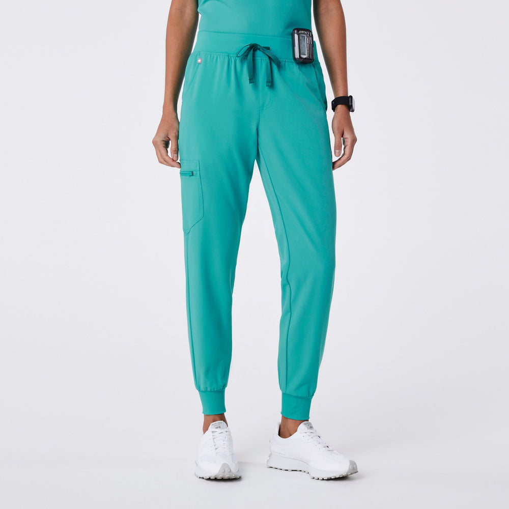 women's Oasis Zamora - Petite Jogger Scrub Pant‚Ñ¢