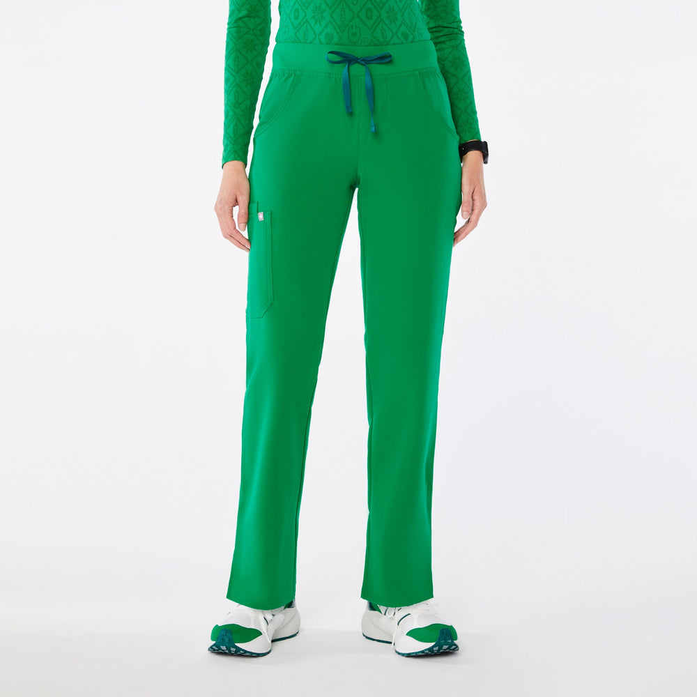 women's Evergreen Kade Petite Cargo Scrub Pant‚Ñ¢